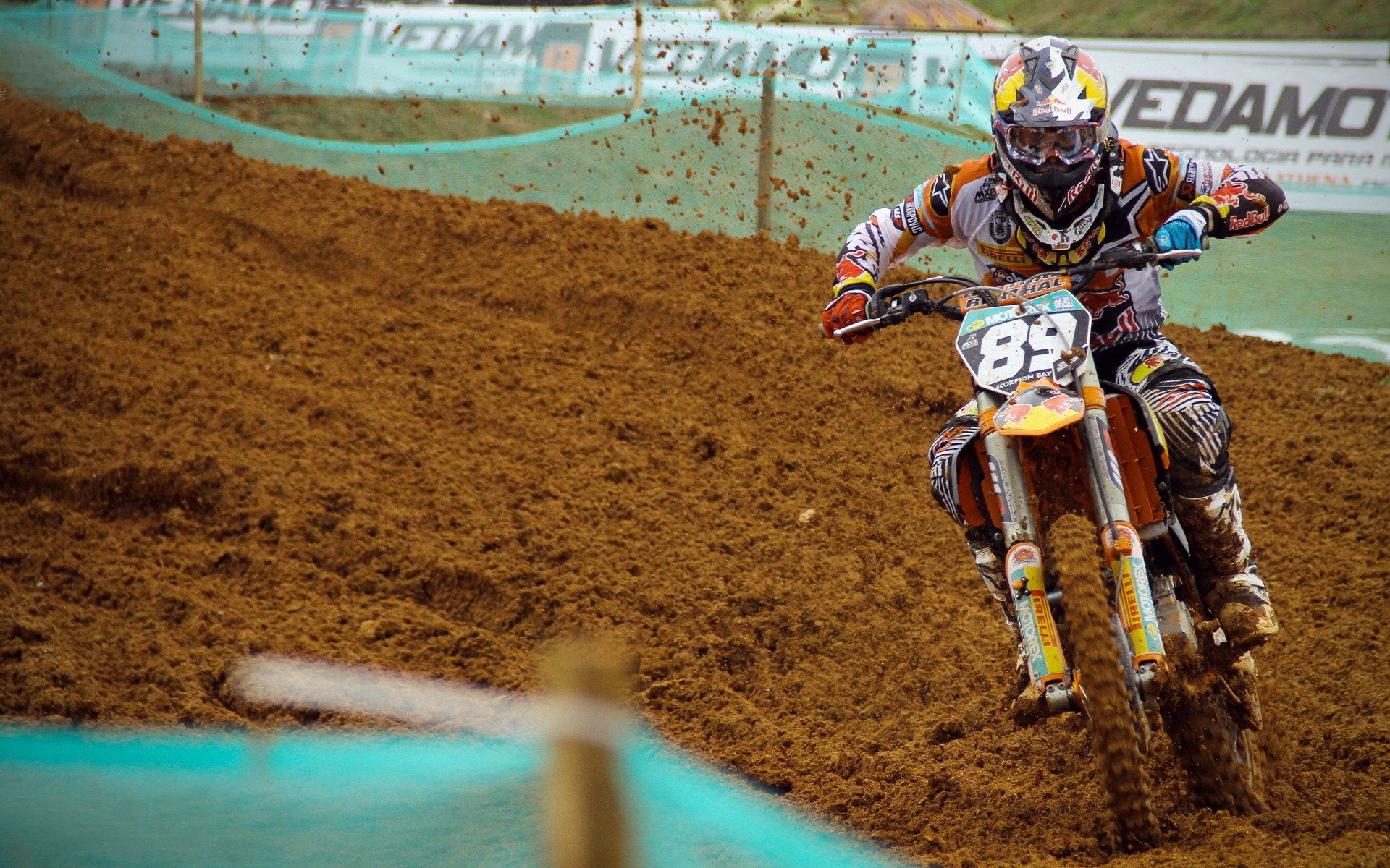 “震撼冲撞:惊心动魄的碰撞现场”,震撼一下